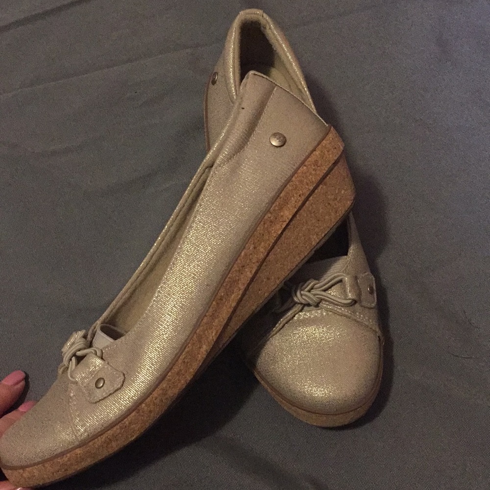 Grasshoppers tan and gold shoe